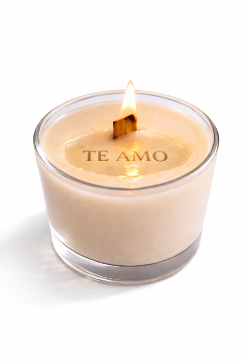 Vela con Mensaje Oculto
Una vela que revela un mensaje especial a medida que se consume. Un detalle íntimo y emotivo para decir Te quiero, Te amo, Te extraño . Aroma suave, cera vegetal y un final que sorprende.