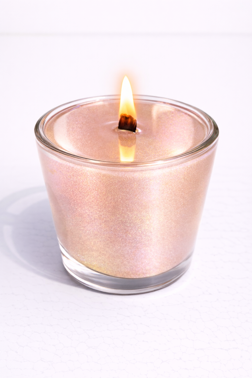 Vela espejo Vertical Essence’s en vaso de cristal, acabado reflectante efecto espejo, diseño minimalista de lujo, vela aromática artesanal con superficie brillante y elegante.