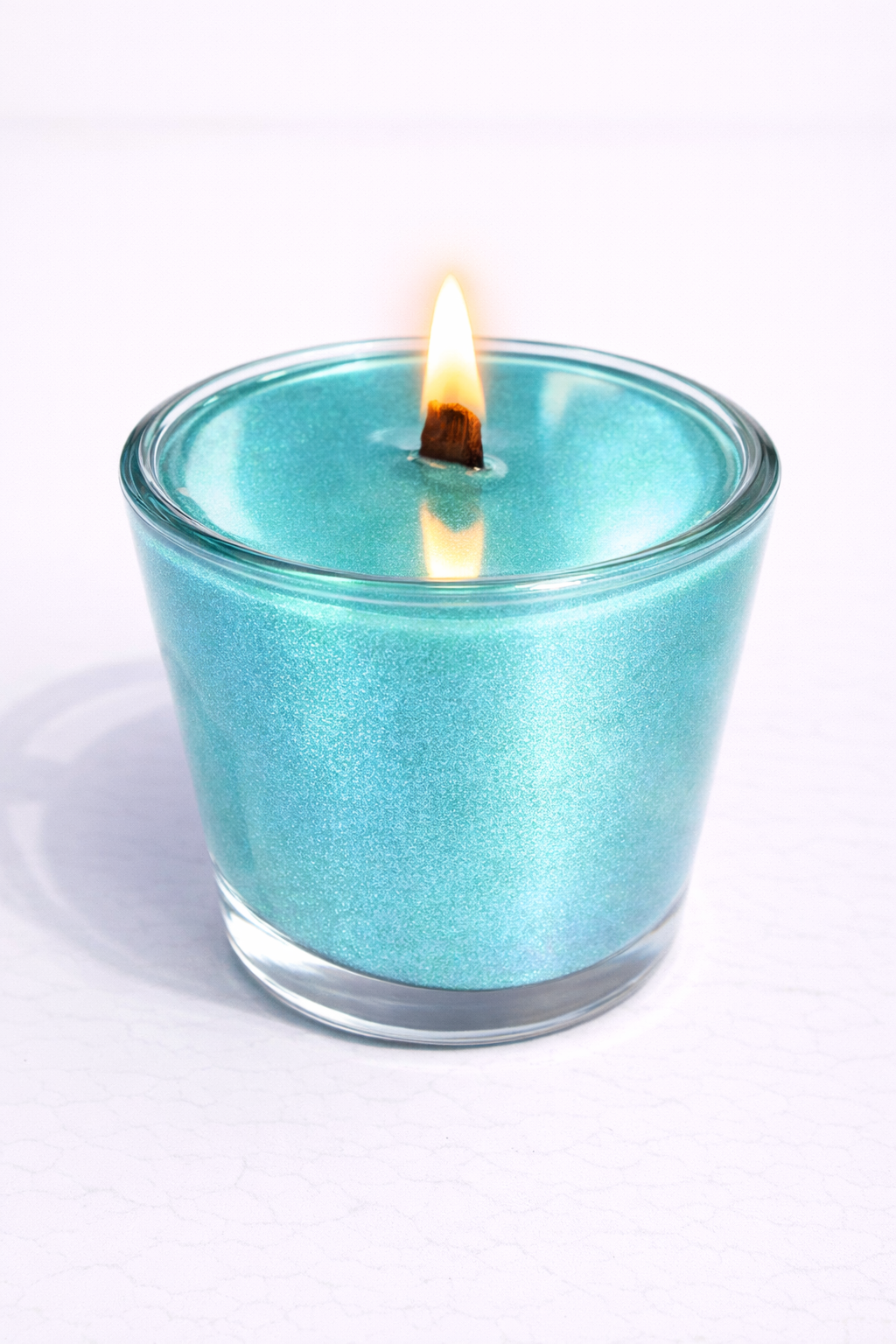 Vela espejo Vertical Essence’s en vaso de cristal, acabado reflectante efecto espejo, diseño minimalista de lujo, vela aromática artesanal con superficie brillante y elegante.